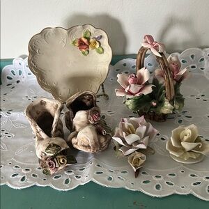 Vintage Nuova Capodimonte made in Italy
Porcelain roses & basket, shoes figurine